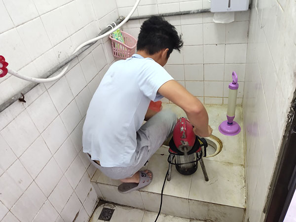 雨花台管道堵塞冒臭气 专业师傅现场解决问题