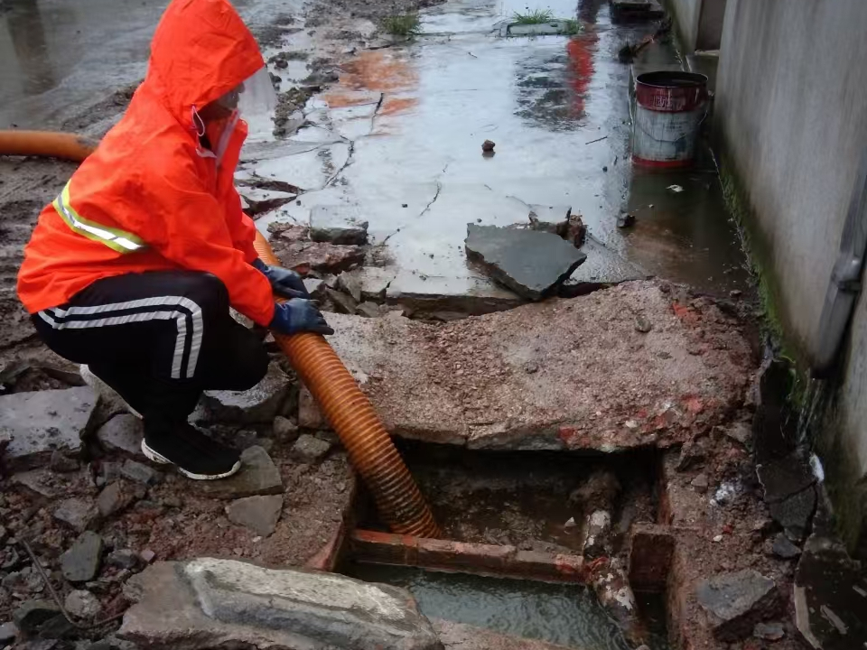 雨花台专业清理污水池 炜誉市政以规范流程守护城市 “肠道”