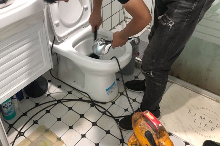 雨花台马桶堵塞自己疏通还是找师傅?专业上门服务让你省时更省心